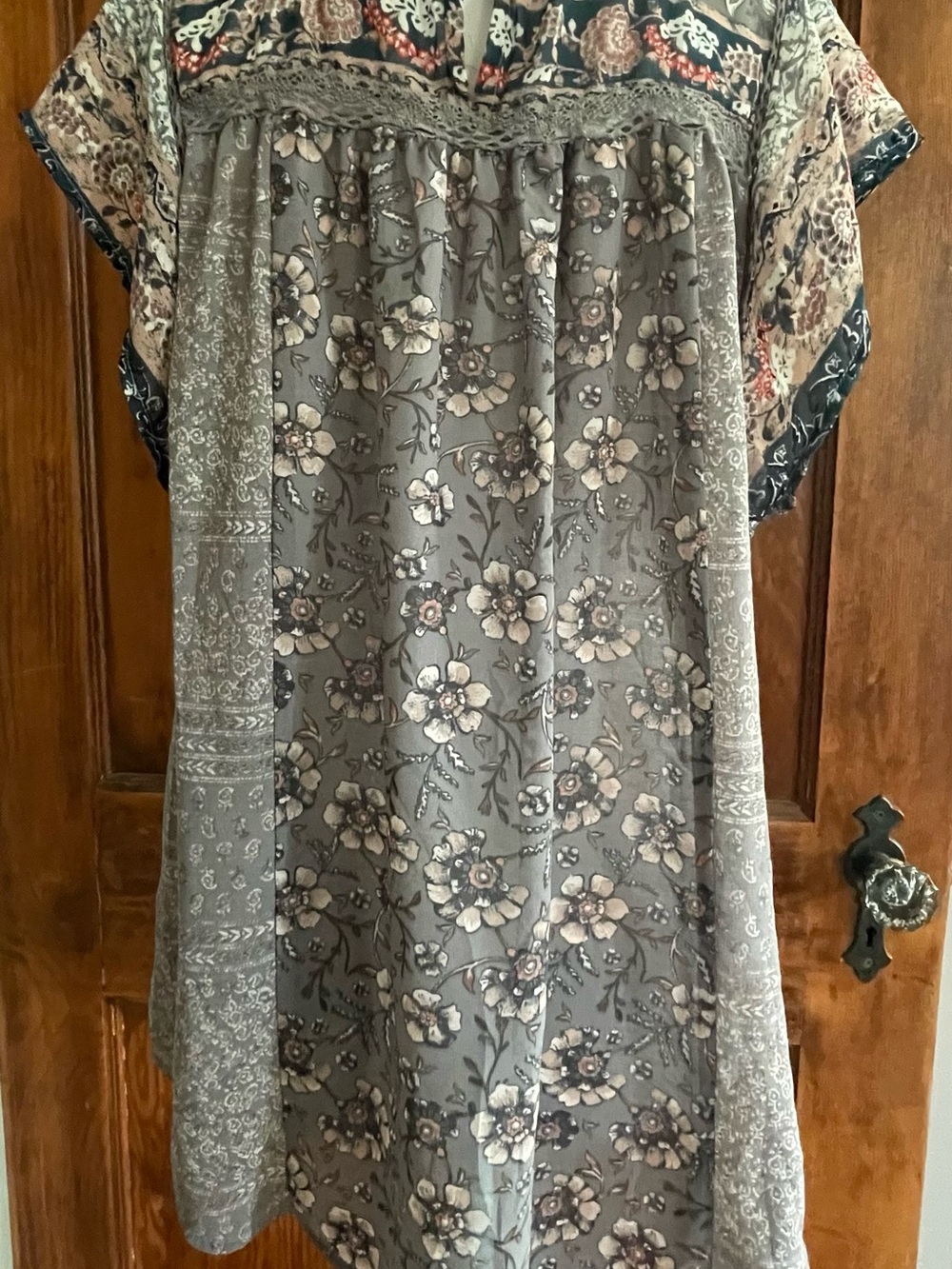 KNOX ROSE Boho Style Women's Gray Floral Short-Sleeve Blouse - Picture 3 of 6